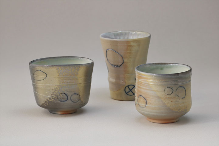 Teeschale, Porzellan, innen transparent glasiert, Inlaytechnik mit Kobaltengobe, Salz-Holzbrand