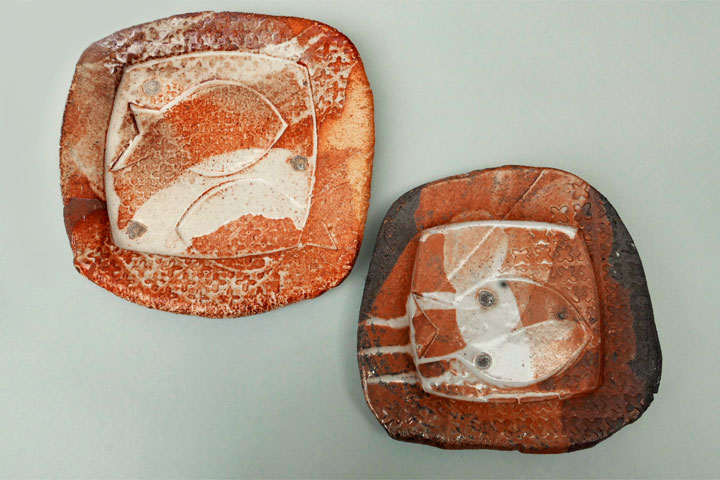 'Fischplatten', Steinzeugmasse, Shinoglasur, Soda-Holzbrand, ∅ 22 cm