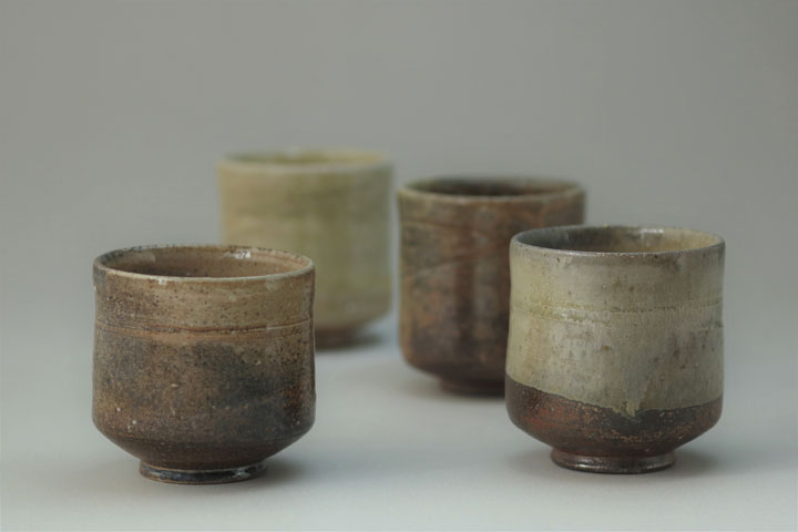 Teeschalen zylindrisch, Steinzeug, Ascheglasuren, Salz-Holzbrand, Höhe 9-10 cm, ∅ 8,5 cm